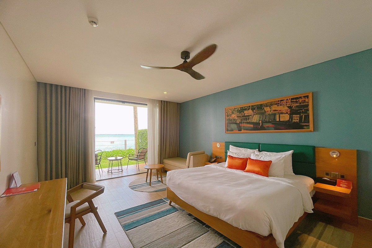 Kamar Premier, 1 Tempat Tidur King, Bebas Asap Rokok, pemandangan samudra (Deluxe) | Minibar, brankas, meja kerja, dan ruang kerja ramah laptop