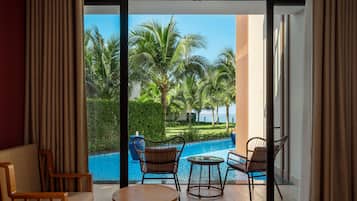 Minibar, két bảo mật tại phòng, bàn