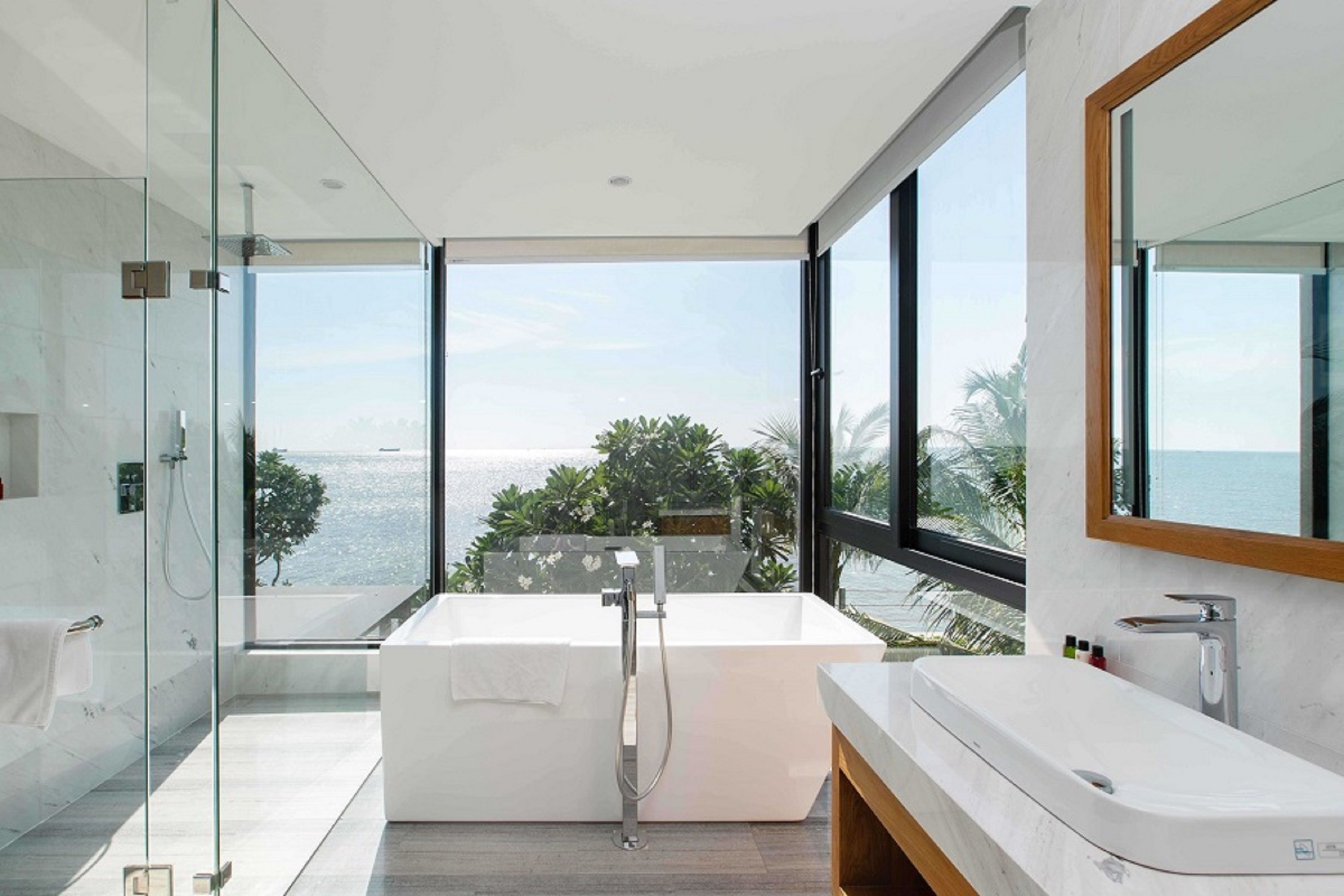 royal suite, ocean view | bathroom | combined shower/bathtub, free toiletries, hair dryer, bathrobes