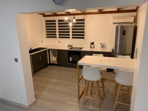 Microwave, dishwasher, coffee/tea maker, cookware/dishes/utensils