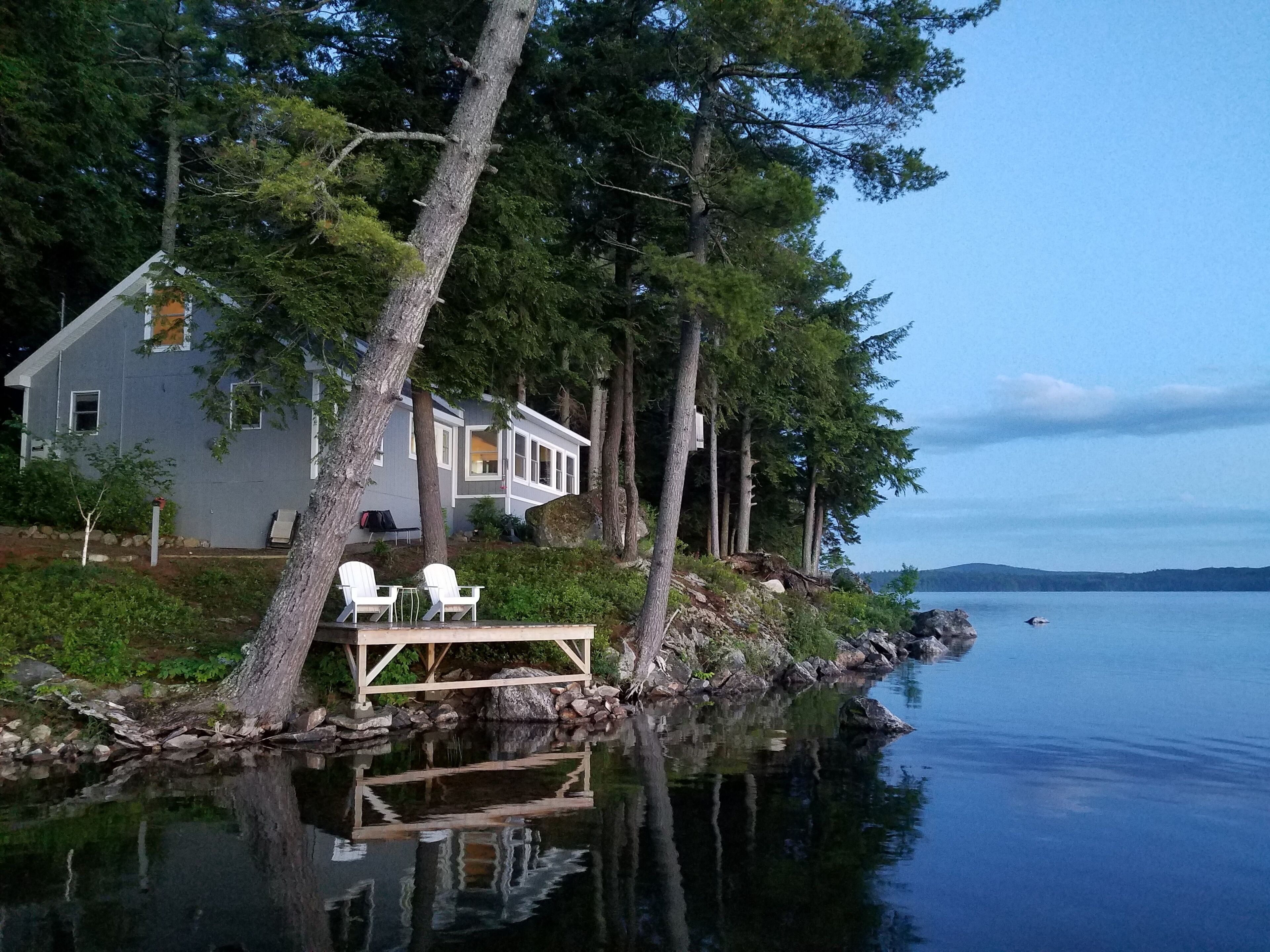 A perfect place for a couples getaway!  Picturesque Lakefront cottage.
