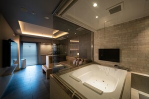 별도의 욕조 및 샤워 시설, 분사식 욕조, 고급 세면용품, 헤어드라이어