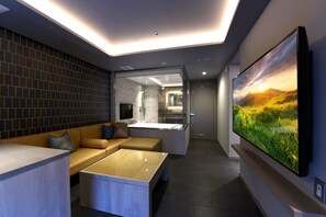 이그제큐티브 더블룸, 금연 | 거실 공간 | 케이블 채널 시청이 가능한 65인치 LCD TV, TV