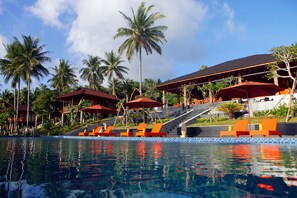 Piscine extérieure, parasols de plage