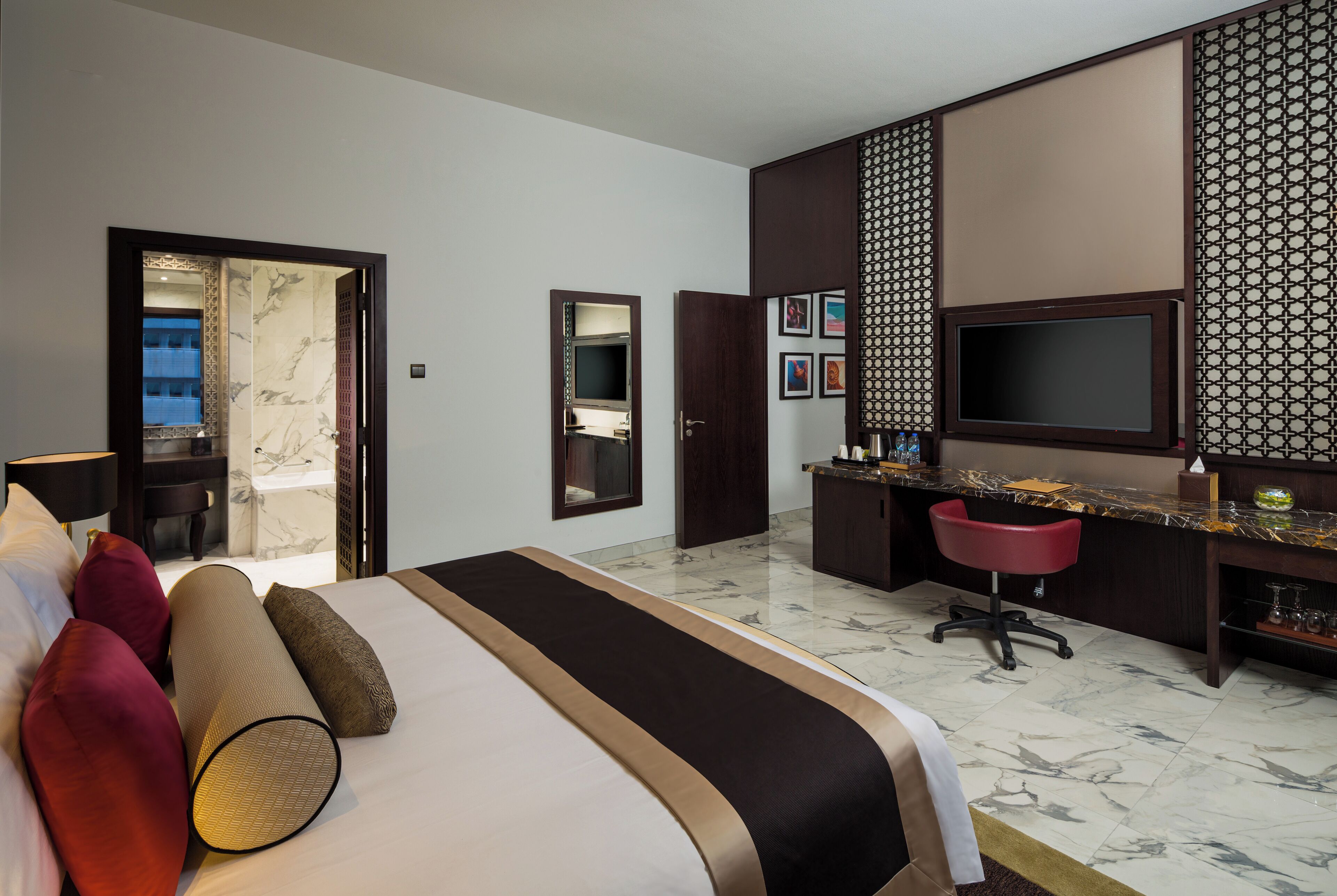 Executive Suite, 1 King Bed with Sofa bed, Balcony | In-room safe, desk, laptop workspace, blackout curtains