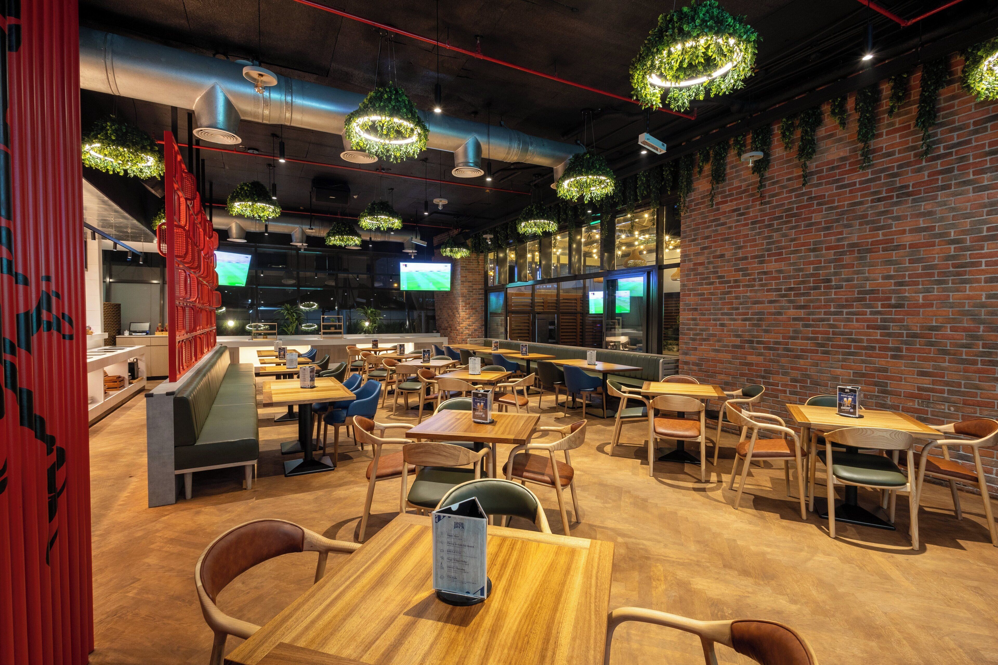 2 restaurants; breakfast, lunch, dinner, and brunch served