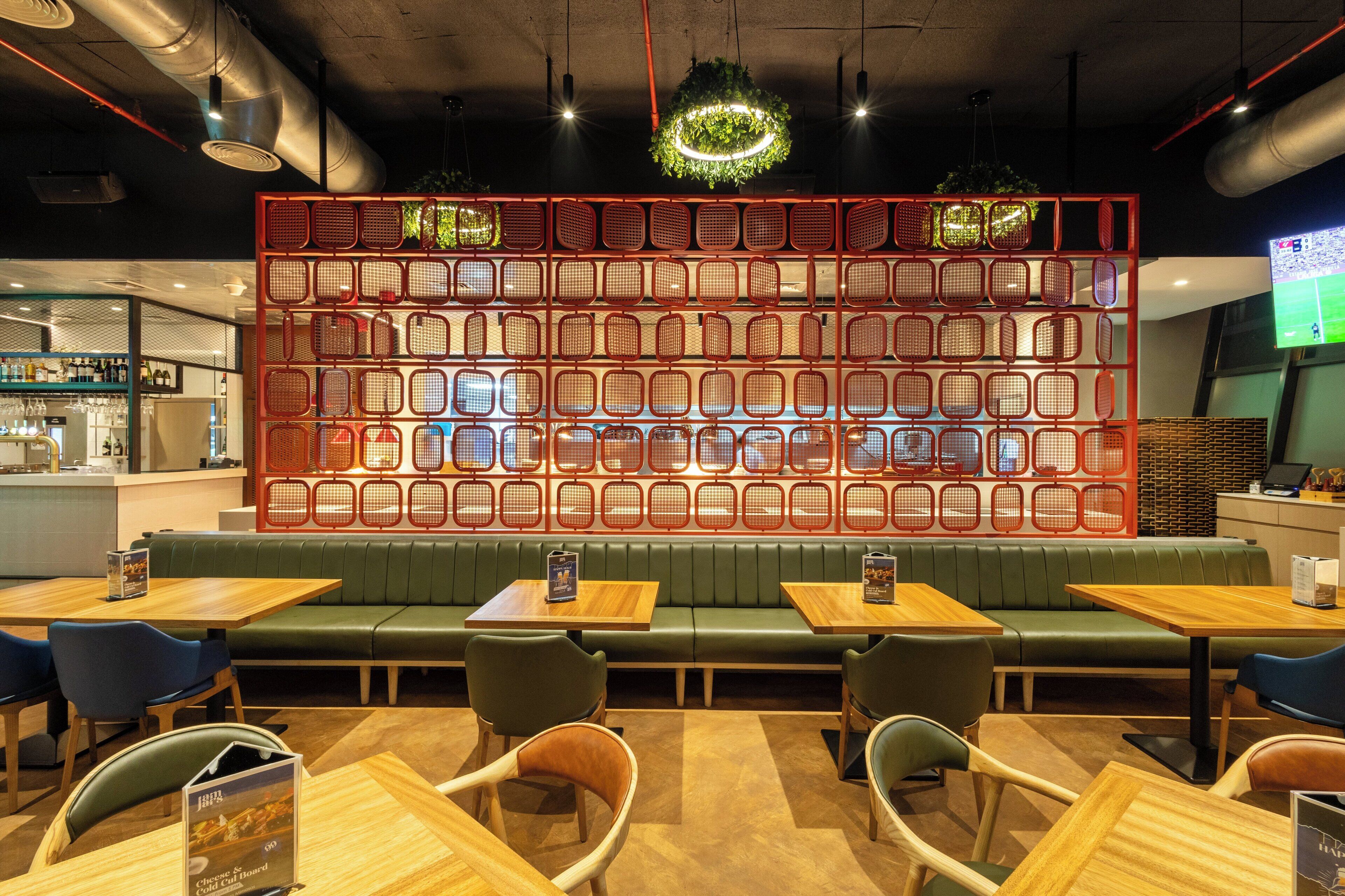 2 restaurants; breakfast, lunch, dinner and brunch served 