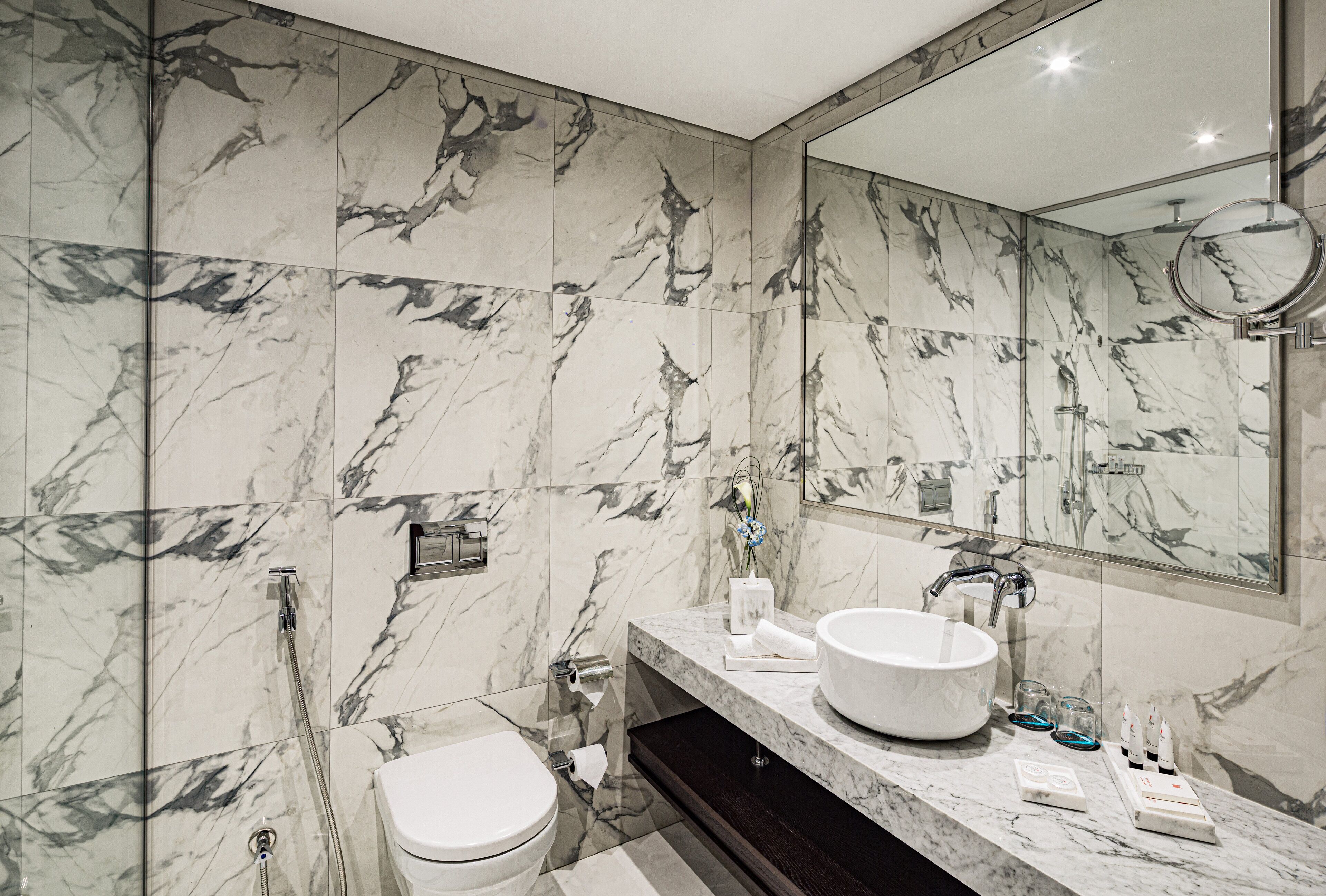 Zimmersafe, Schreibtisch, laptopgeeigneter Arbeitsplatz