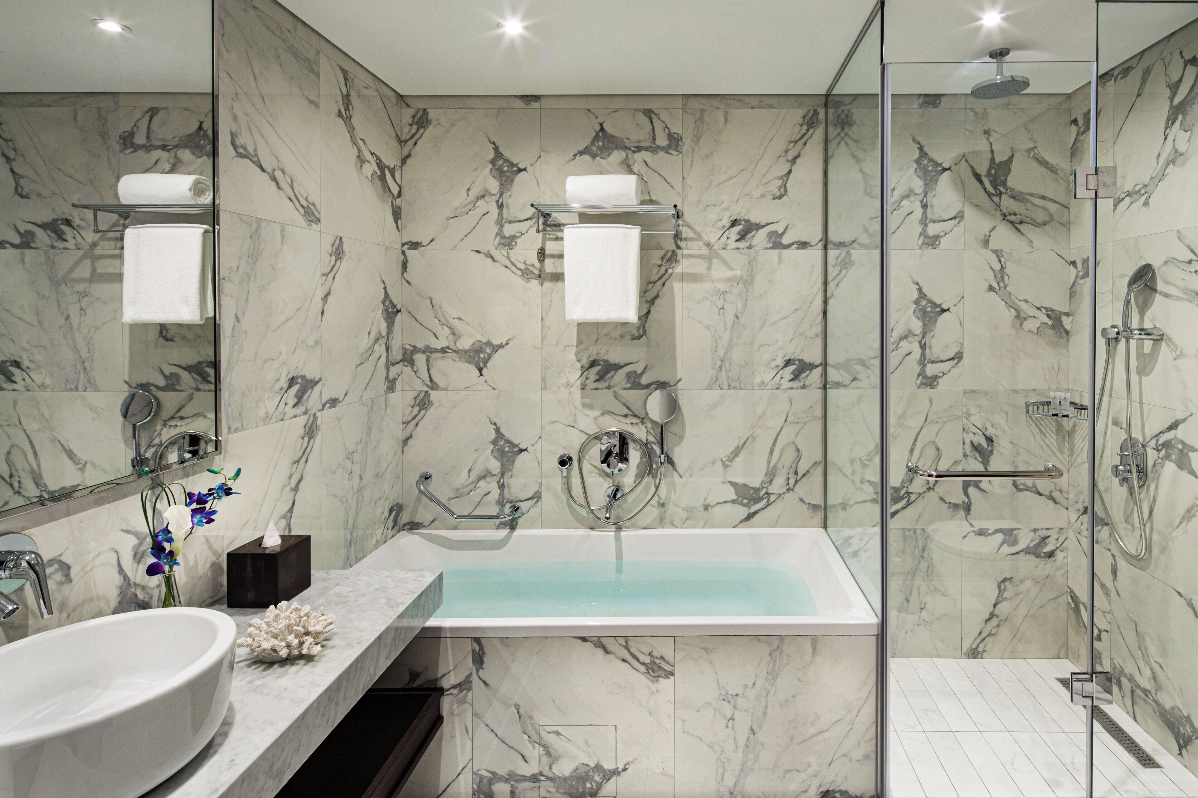 Zimmersafe, Schreibtisch, laptopgeeigneter Arbeitsplatz