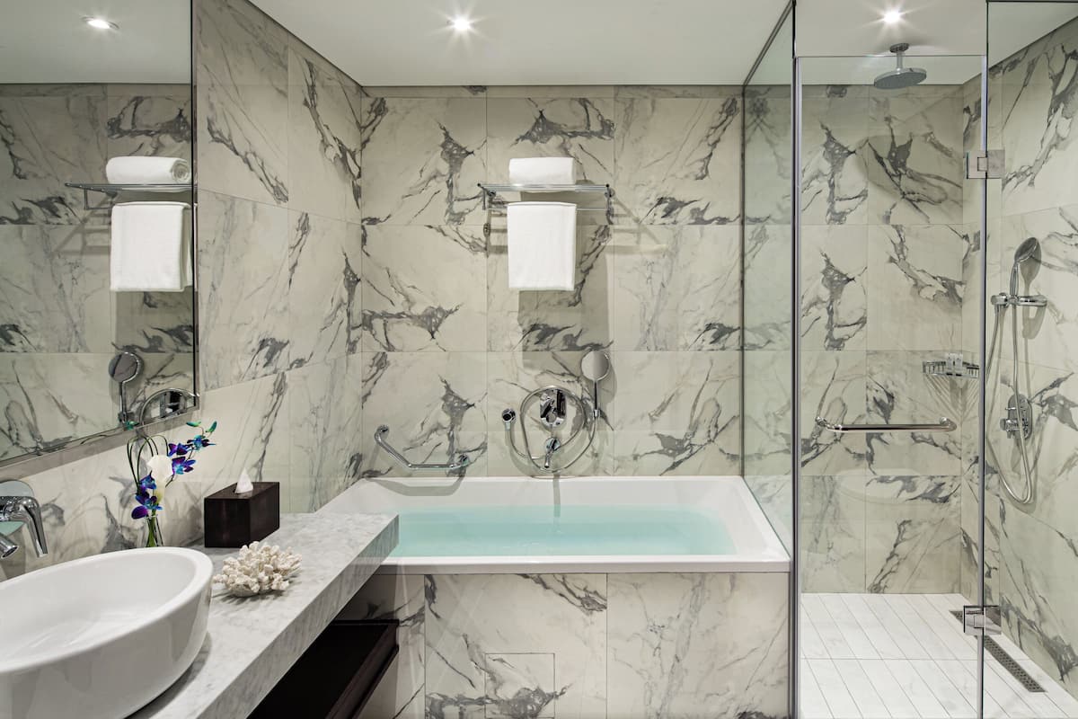 Zimmersafe, Schreibtisch, laptopgeeigneter Arbeitsplatz