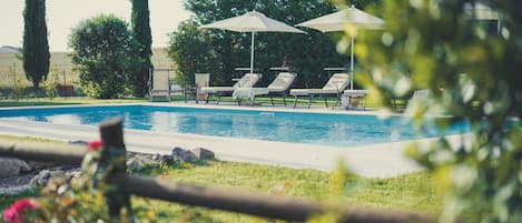 Piscine extérieure, chaises longues