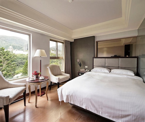 Habitación doble económica, 1 cama matrimonial | Escritorio, cortinas blackout, wifi gratis y ropa de cama 