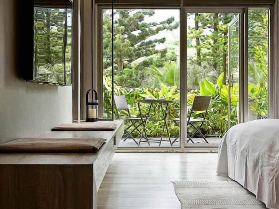 Desk, blackout drapes, free WiFi, bed sheets