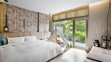 Desk, blackout drapes, free WiFi, bed sheets