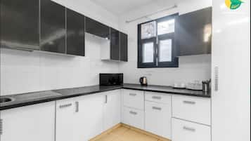 Kühlschrank, Mikrowelle, Ofen, Wasserkocher mit Kaffee-/Teezubehör
