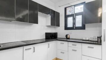 Fridge, microwave, oven, coffee/tea maker