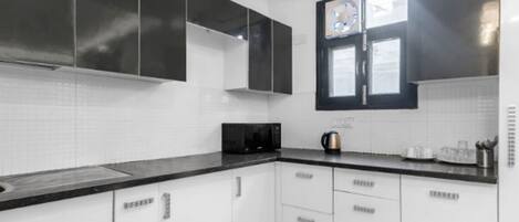 Fridge, microwave, oven, coffee/tea maker
