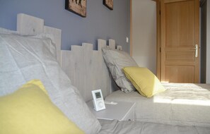 4 bedrooms, travel crib, free WiFi, bed sheets - Nice home in Thilouze (Thilouze)