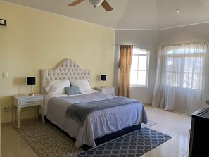 Escritorio, tabla de planchar con plancha y camas plegables/adicionales