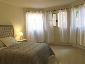 Escritorio, tabla de planchar con plancha y camas plegables/adicionales