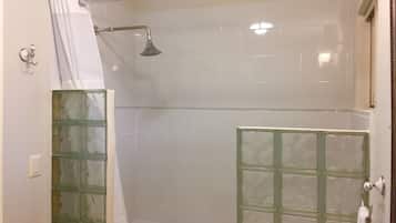 Habitación empresarial, 1 cama matrimonial | Baño | Regadera, amenidades de baño gratuitas, secadora de cabello, toallas
