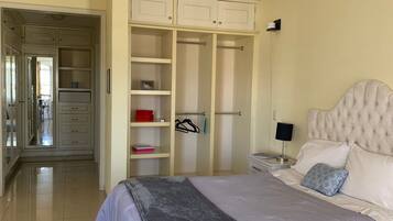 Habitación empresarial, 1 cama matrimonial | Escritorio, tabla de planchar con plancha, camas extra y wifi gratis