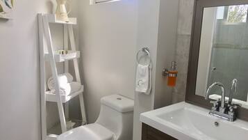 Habitación empresarial, 1 cama matrimonial | Baño | Regadera, amenidades de baño gratuitas, secadora de cabello, toallas