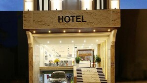 El HOTEL DAVUE con un cartel llamativo, una entrada imponente y una fachada bien iluminada.