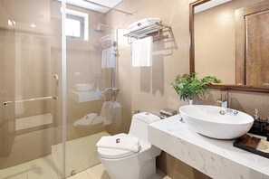 Een douche, gratis toiletartikelen, een haardroger, pantoffels