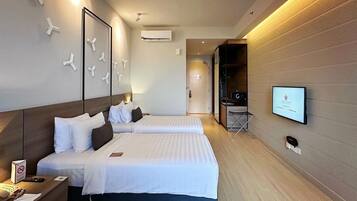 Deluxe Twin Room | In-room safe, desk, laptop workspace, blackout curtains