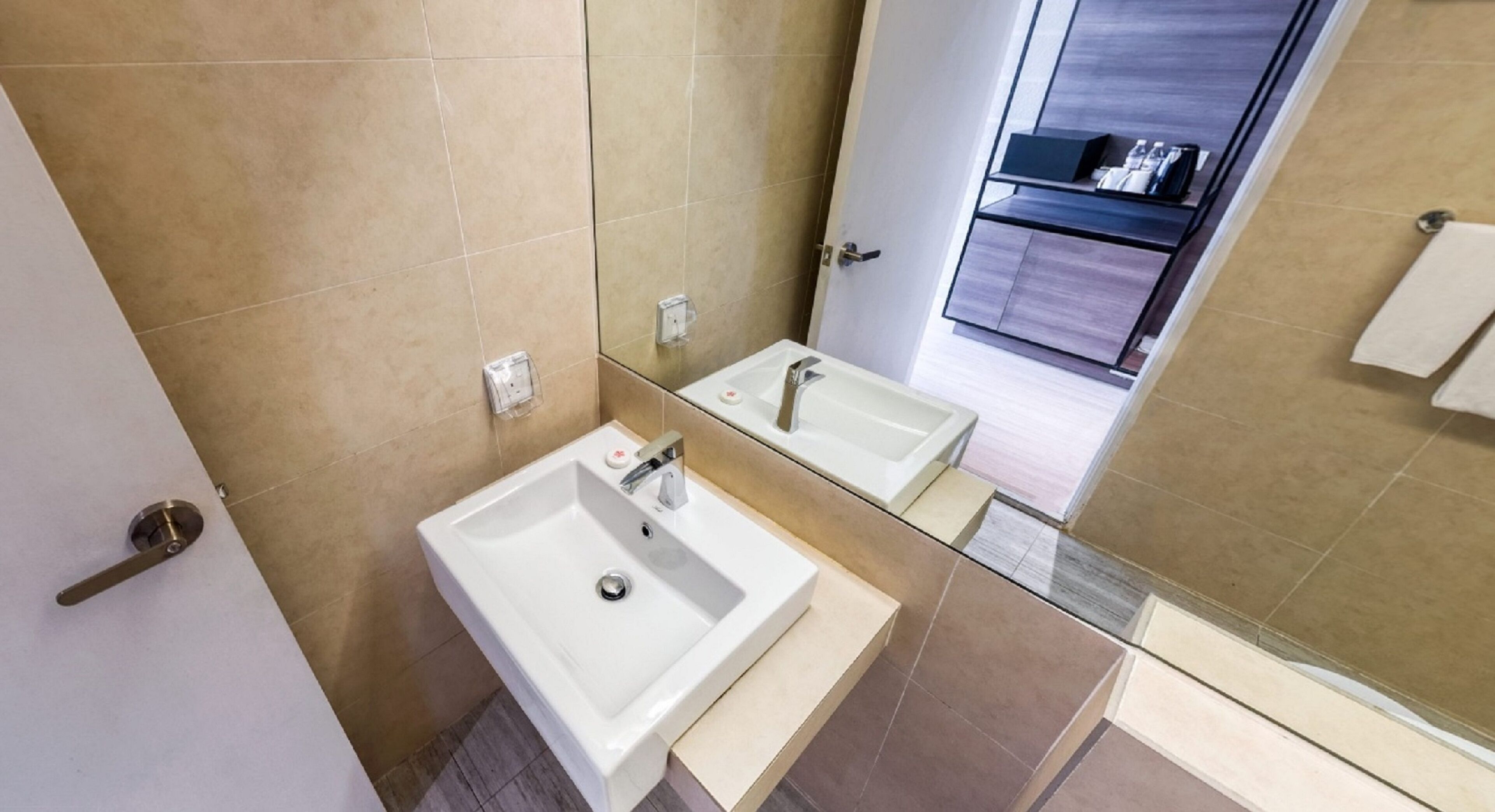 Een moderne badkamer met twee wasbakken, een spiegel en een glazen douchewand.