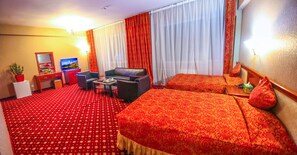 Deluxe-Zweibettzimmer, Mehrere Betten | Minibar, laptopgeeigneter Arbeitsplatz, Zustellbetten, kostenloses WLAN