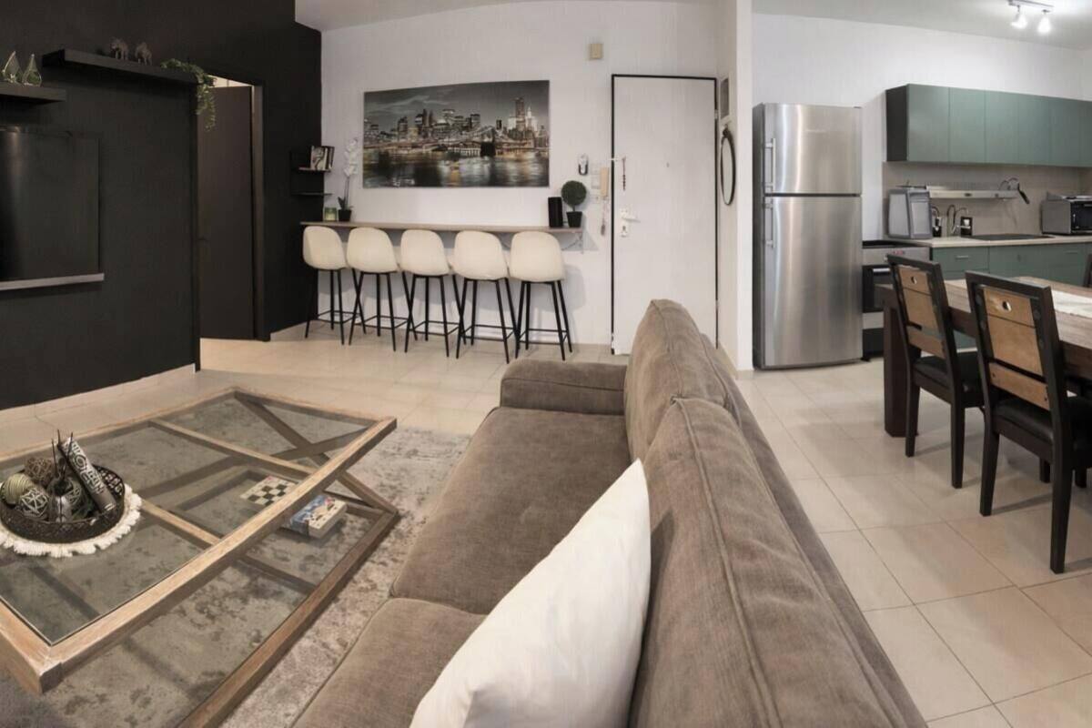 Apartamento família, 2 quartos, cozinha, vista para a cidade | Área de estar