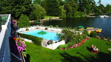 Indoor pool, seasonal outdoor pool, pool loungers
