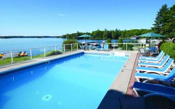 Innenpool, Außenpool (je nach Saison geöffnet), Liegestühle