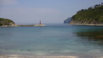 Beach nearby, white sand, snorkelling