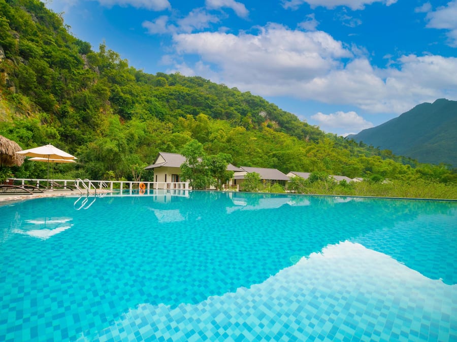 Una piscina al aire libre