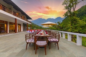 Breakfast, lunch, dinner served; local and international cuisine