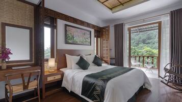 Minibar, coffres-forts dans les chambres, bureau, rideaux occultants