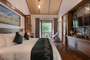 Premier Bungalow | Minibar, in-room safe, desk, blackout drapes