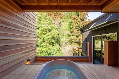 Grand Room | Bathroom | Free toiletries, hair dryer, slippers, electronic bidet