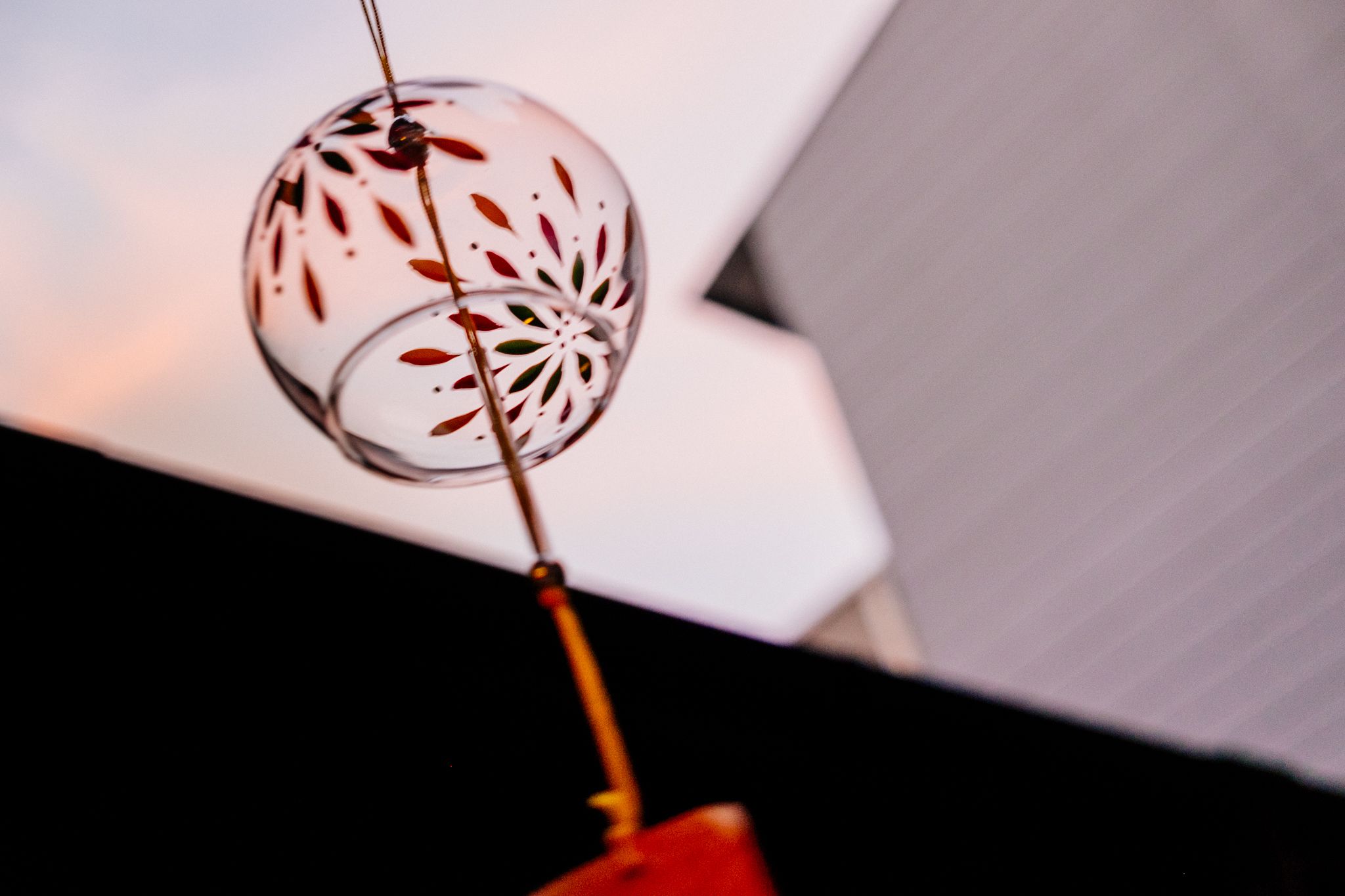 Un objet sphérique suspendu, orné d’un motif décoratif.