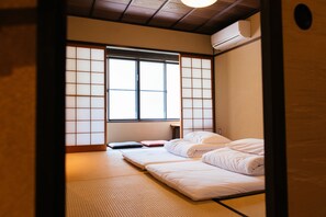 Soundproofing, iron/ironing board, free WiFi, bed sheets - Kotone Machiya Inn (Kyoto)