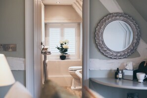 Combined shower/bathtub, hair dryer, towels, soap - Enchanting cottage in the heart of Chipping Campden (Chipping Campden)