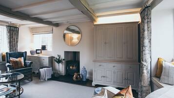 Smart-tv, eldstad, böcker och en stereo