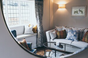 Smart-TV, Kamin, Bücher, Stereoanlage