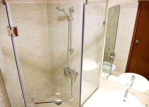 Secador de pelo, toallas, jabón, shampoo