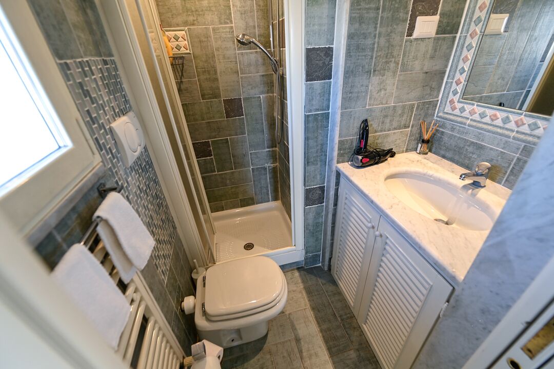 Un baño con ducha, inodoro y lavamanos.