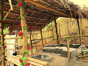 Chuveiro, toalhas de banho, papel higiênico 