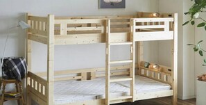 Blackout curtains, free WiFi, bed sheets - guest house Holoholo beach side - Hostel (Ishigaki)